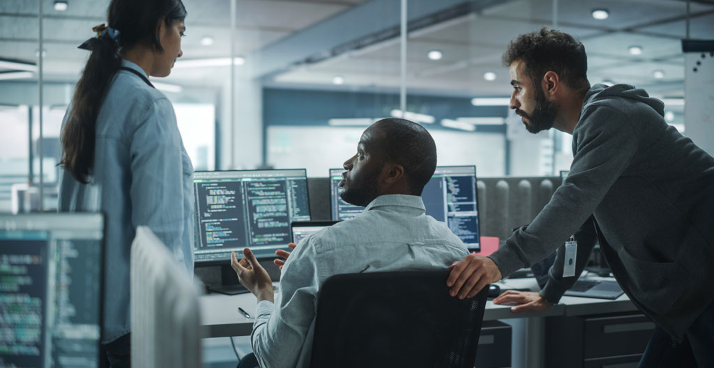 Équipement de formation professionnelle de qualité (micro et casque) posé sur un bureau moderne dans une salle lumineuse